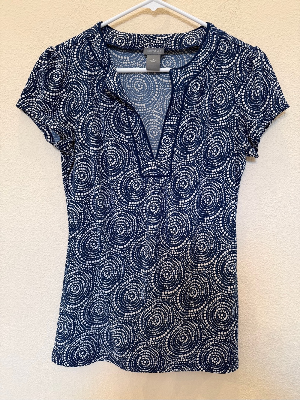 Ann Taylor Navy Blue Short Sleeve V-Neck Dot Spiral Print Blouse Size Small